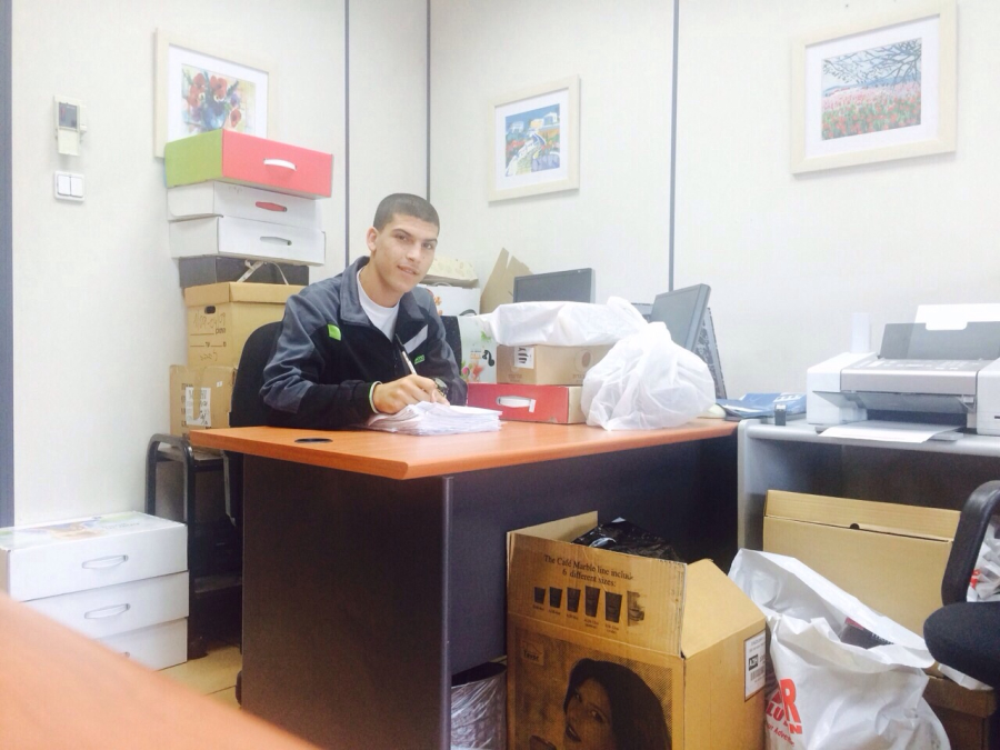 طلاب المدرسة الثانوية التكنولوجية "عمال" يعملون بأماكن معروفة - يكسبون ويتعلمون